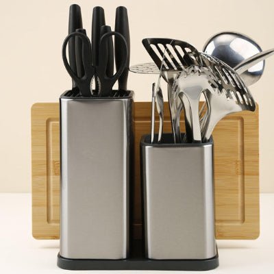 pot à ustensiles cuisine avec planche en bois derrière