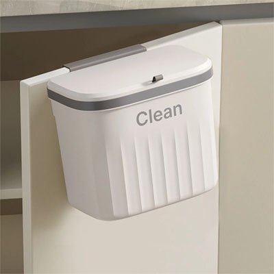 Poubelle sous evier suspendu avec la porte ouverte