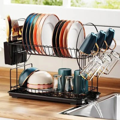 égouttoir vaisselle avec assiette rouge et bleu