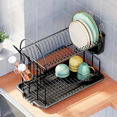 égouttoir vaisselle presque vide à côté de l'évier