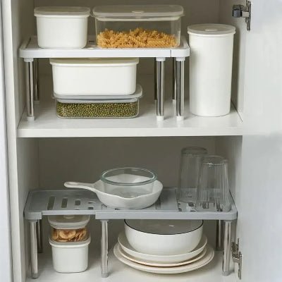 etagere de cuisine blanc et gris dans placard