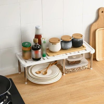 etagere de cuisine blanc sur comptoir de cuisine