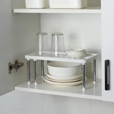 etagere de cuisine dans placard avec verres et assiettes