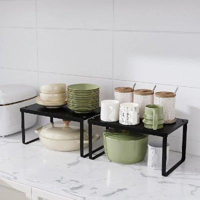 etagere placard noir sur comptoir