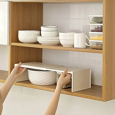 femme installant une etagere placard
