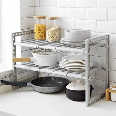 etagere pour cuisine grise avec assiettes