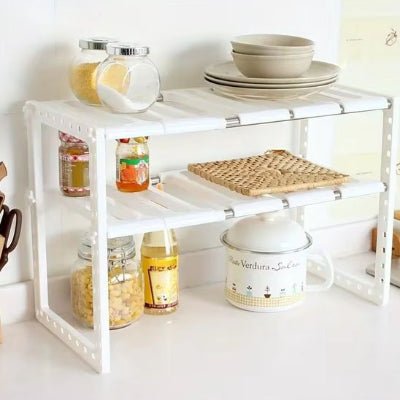 etagere pour cuisine avec pots et assiettes