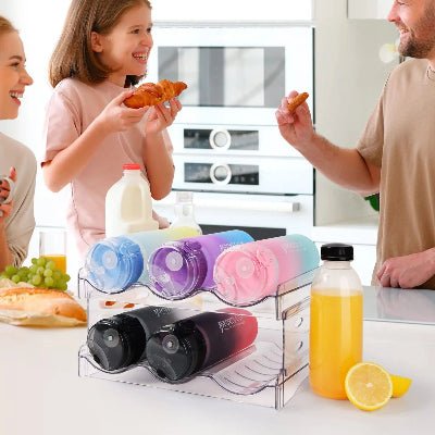 famille heureuse devant le rangement bouteille