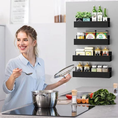 femme cuisinant à côté de l'etagere a epice