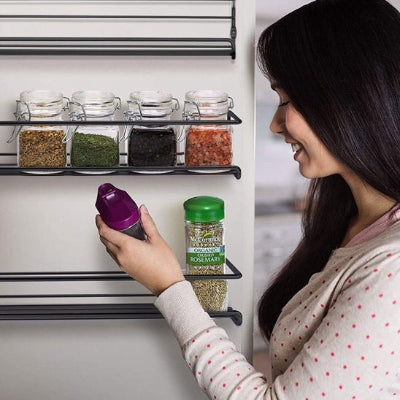 femme mettant epice sur etagere a epices