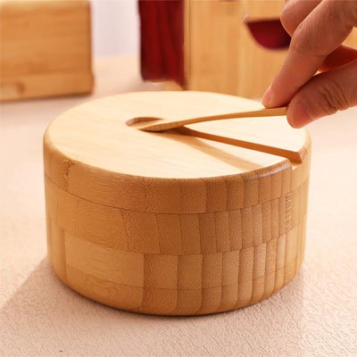 main déposant la cuillère sur le pot a epice