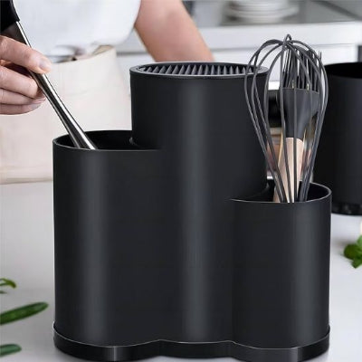 main mettant une spatule dans porte couteau noir