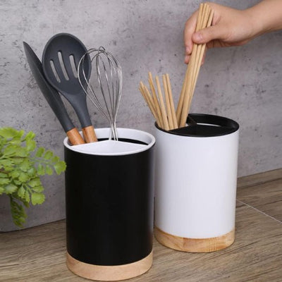 main prenant des baguettes dans le pot a ustensile