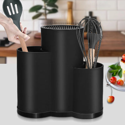 main prenant une spatule du porte couteau