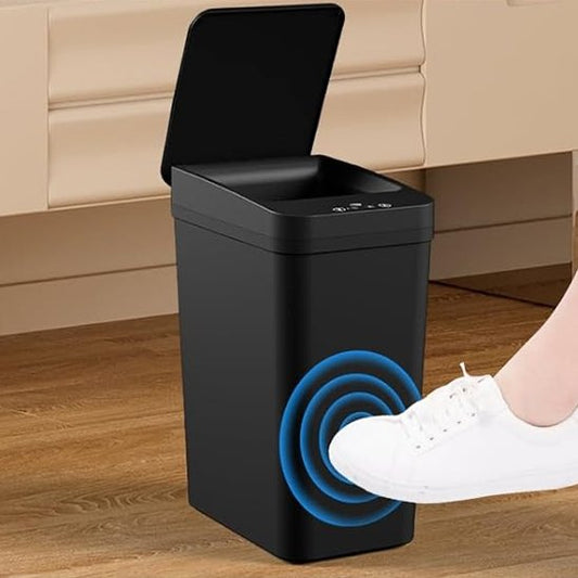 pied s'apporchant à la poubelle cuisine sans contact