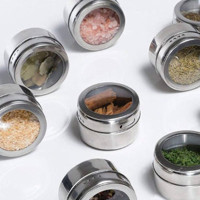 plusieurs pots a epices éparpillés-remplis