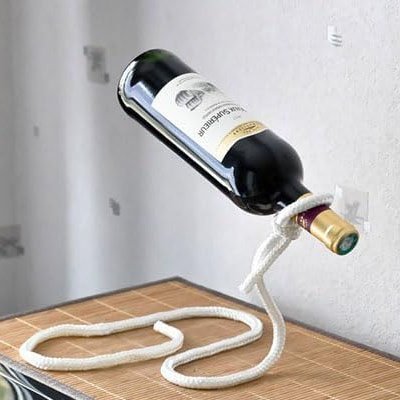 porte bouteille cordon avec bouteille inclinée