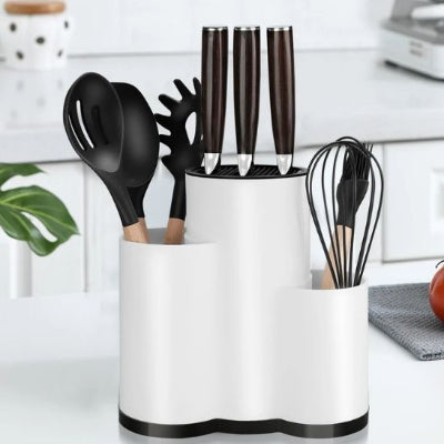 porte couteau blanc sur comptoir blanc