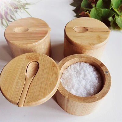 pot a epice ouvert montrant le sel