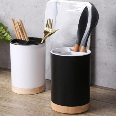 pot a ustensile blanc et noir