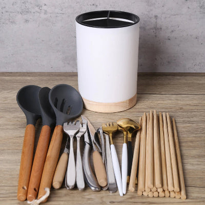 pot a ustensile vide et couverts sur le comptoir