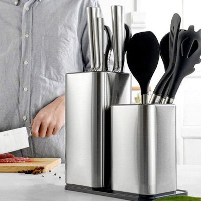 homme devant le pot à ustensiles cuisine