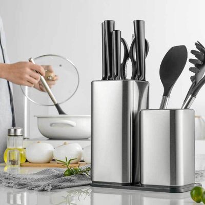 personne cuisinant devant le pot à ustensiles cuisine