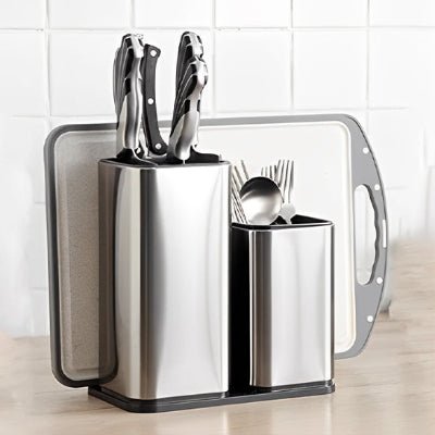 pot à ustensiles cuisine avec planche à découper blanche derrière