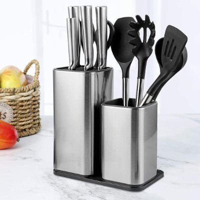 pot à ustensiles cuisine devant panier à fruit