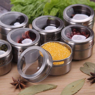 pots a epices avec des épices autour