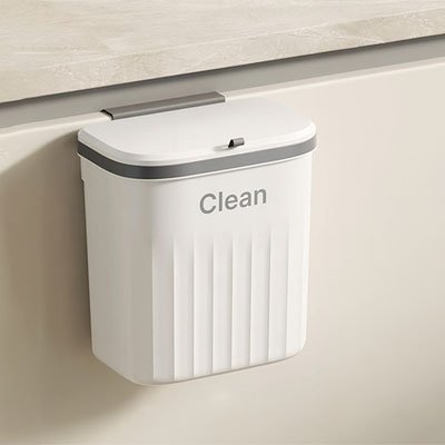 Poubelle sous evier accroché à la porte