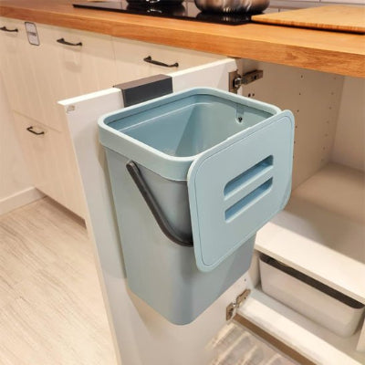 poubelle sous evier cuisine bleu suspendu dans porte de placard