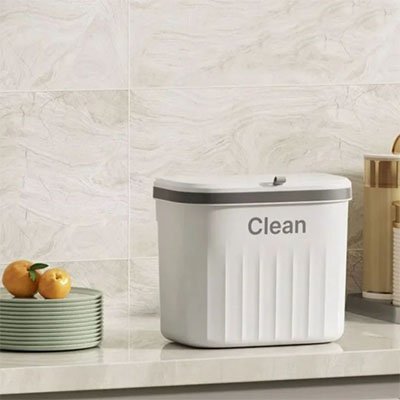 Poubelle sous evier sur comptoir de cuisine