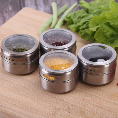 quatre pots a epices sur planche à découper