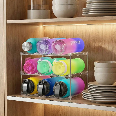 range bouteille trois étages avec bouteilles colorées