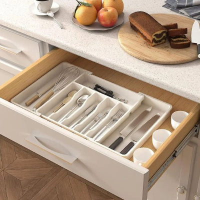 range couvert noir dans grand tiroir cuisine