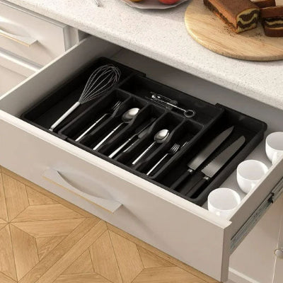 range couvert noir dans grand tiroir cuisine