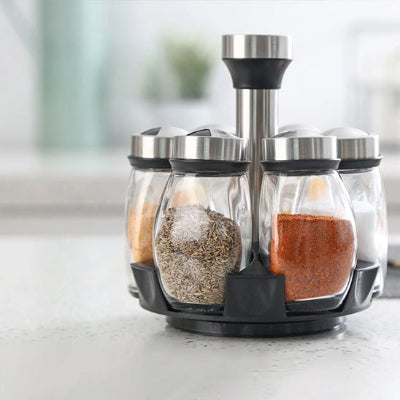 range epice sur comptoir blanc