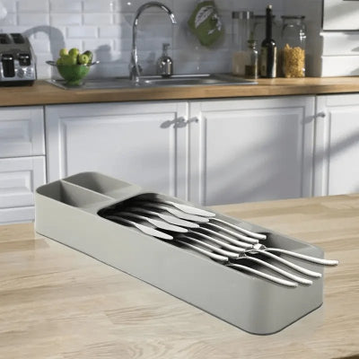 rangement pour couverts sur comptoir cuisine