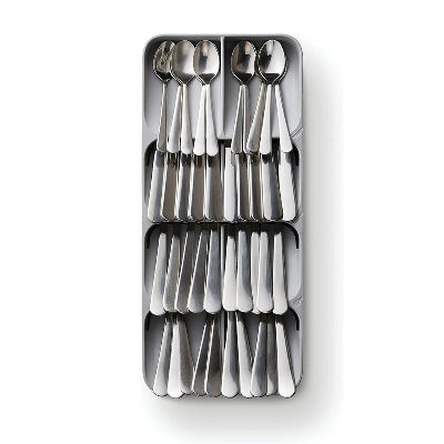 rangement pour couverts sur fond blanc