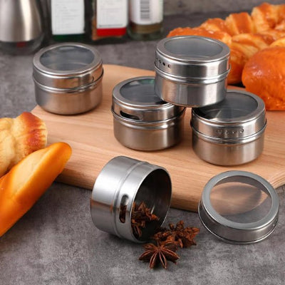 un pot a epice ouvert avec épices sortis