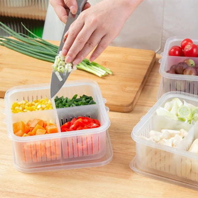 une personne mettant des onions dans boite alimentaire plastique